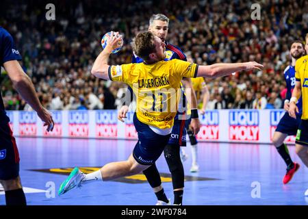 Köln, Deutschland. Januar 2024. Handball: Europameisterschaft, Frankreich - Schweden, Endrunde, Halbfinale, Lanxess Arena. Schweden Albin Lagergren (l) in Klage gegen Luka Karabatic (r). Quelle: Tom Weller/dpa/Alamy Live News Stockfoto