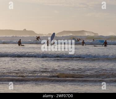 Gruppe Anfänger Surfer bei Sonnenuntergang in Essaouira, Marokko, 27. Januar 2024 Stockfoto