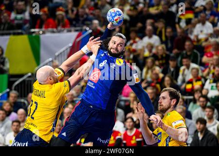 Köln, Deutschland. Januar 2024. Handball: Europameisterschaft, Frankreich - Schweden, Endrunde, Halbfinale, Lanxess Arena. Frankreichs Elohim Prandi (Mitte) im Kampf gegen den schwedischen Oscar Bergendahl (links) und den schwedischen Albin Lagergren (rechts). Quelle: Tom Weller/dpa/Alamy Live News Stockfoto