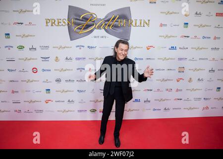 Berlin, Deutschland. Januar 2024. Albert Hammond, Musiker, kommt zum Berlin Press Ball im Hotel 'Titanic Chaussee Berlin'. Quelle: Christoph Soeder/dpa/Alamy Live News Stockfoto