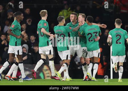 London, Großbritannien. Januar 2024. Sean Longstaff (3. R) von Newcastle United feiert, nachdem er beim FA-Cup-Spiel im Craven Cottage in London einen Treffer von 1-0 erzielt hat. Der Bildnachweis sollte lauten: Paul Terry/Sportimage Credit: Sportimage Ltd/Alamy Live News Stockfoto