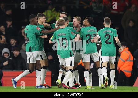 London, Großbritannien. Januar 2024. Sean Longstaff (3. R) von Newcastle United feiert, nachdem er beim FA-Cup-Spiel im Craven Cottage in London einen Treffer von 1-0 erzielt hat. Der Bildnachweis sollte lauten: Paul Terry/Sportimage Credit: Sportimage Ltd/Alamy Live News Stockfoto