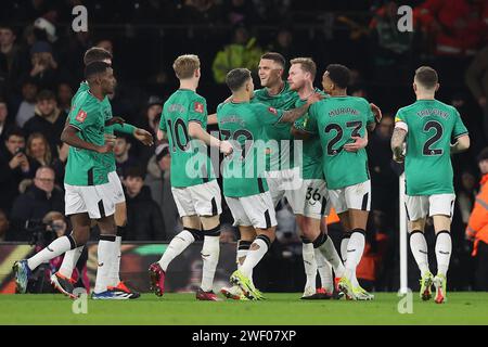 London, Großbritannien. Januar 2024. Sean Longstaff (3. R) von Newcastle United feiert, nachdem er beim FA-Cup-Spiel im Craven Cottage in London einen Treffer von 1-0 erzielt hat. Der Bildnachweis sollte lauten: Paul Terry/Sportimage Credit: Sportimage Ltd/Alamy Live News Stockfoto