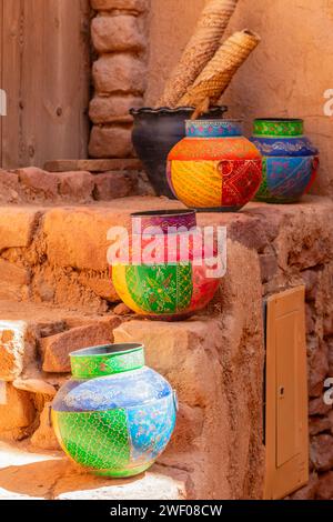 Vier kunstvoll verzierte arabische Gläser stehen auf der Straße von Al Ula, Provinz Medina, Saudi-Arabien Stockfoto