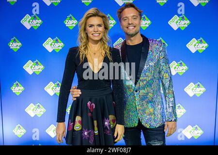 HILVERSUM: Nicolette van Dam und Bas Smit auf dem roten Teppich vor der Verleihung der NPO Zapp Awards. ANP WESLEY DE WIT niederlande aus - belgien aus Stockfoto