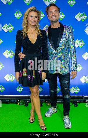 HILVERSUM: Nicolette van Dam und Bas Smit auf dem roten Teppich vor der Verleihung der NPO Zapp Awards. ANP WESLEY DE WIT niederlande aus - belgien aus Stockfoto