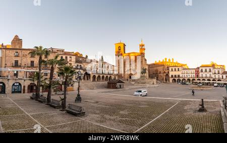 TRUJILLO, SPANIEN - 29. NOVEMBER 2021: Weitwinkelblick auf den schönen Platz Plaza Mayor in Trujillo, Extremadura, mit prominenten Beispielen Stockfoto