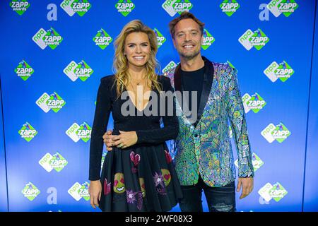 HILVERSUM: Nicolette van Dam und Bas Smit auf dem roten Teppich vor der Verleihung der NPO Zapp Awards. ANP WESLEY DE WIT niederlande aus - belgien aus Stockfoto