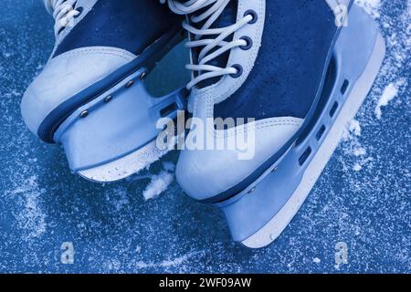 Die Schlittschuhschuhe Für Den Wintersport. Zwei Schlittschuhe Auf Der Gefrorenen Rink, Nahansicht. Stockfoto