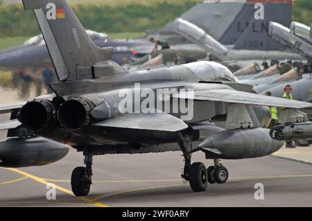 Aufgereihte NATO-Kampfjets Flightline während eines Lehrgangs für NATO-Flugzeugbesatzungen TLP auf dem Militärflugplatz in Florennes, Belgien. Ein Kampfflugzeug der deutschen Luftwaffe vom Typ Panavia Tornado des Jagdbombergeschwaders 33 JaboG 33 aus Büchel rollt zur Flightline auf dem Militärflugplatz Florennes, Belgien. *** NATO-Kampfflugzeuge standen während eines Trainingskurses für das Tactical Leadership Program TLP der NATO auf dem Militärflugplatz in Florennes, Belgien, Ein Luftwaffe Panavia Tornado-Kampfflugzeug aus dem JaboG-Kampf 33 auf der Fluglinie an Stockfoto