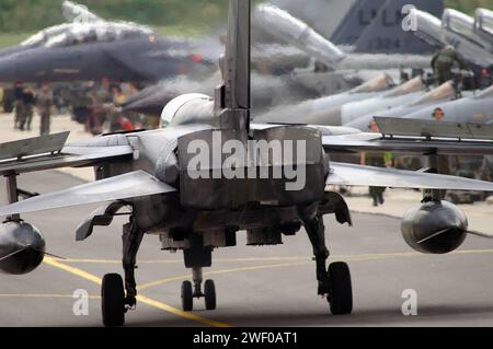 Aufgereihte NATO-Kampfjets Flightline während eines Lehrgangs für NATO-Flugzeugbesatzungen TLP auf dem Militärflugplatz in Florennes, Belgien. Ein Kampfflugzeug der deutschen Luftwaffe vom Typ Panavia Tornado des Jagdbombergeschwaders 33 JaboG 33 aus Büchel rollt zur Flightline auf dem Militärflugplatz Florennes, Belgien. *** NATO-Kampfflugzeuge standen während eines Trainingskurses für das Tactical Leadership Program TLP der NATO auf dem Militärflugplatz in Florennes, Belgien, Ein Luftwaffe Panavia Tornado-Kampfflugzeug aus dem JaboG-Kampf 33 auf der Fluglinie an Stockfoto