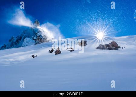 Auf einem Hügel im Val Venegia oberhalb des Passes Rolle, dem Gipfel des Cimon della Pala der Pala-Gruppe in den di, scheint die Sonne über den Schneebesen Stockfoto