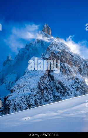 Schneebauwerke auf einem Hügel im Venegia oberhalb des Passes Rolle, dem Gipfel des Cimon della Pala in der Ferne, im Winter. S Stockfoto