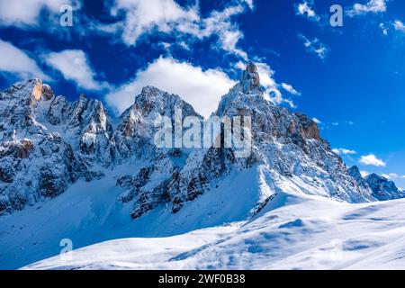 Die Gipfel der Cima dei Bureloni, der Cima della Vezzana und des Cimon della Pala von links der Pala-Gruppe, Val Venegia oberhalb des Passo Rolle passieren im Winter. San M Stockfoto