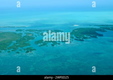 Einige Atolle, wie sie von einem Flugzeug aus gesehen werden, während sie über Belizean Gewässer fliegen. Stockfoto