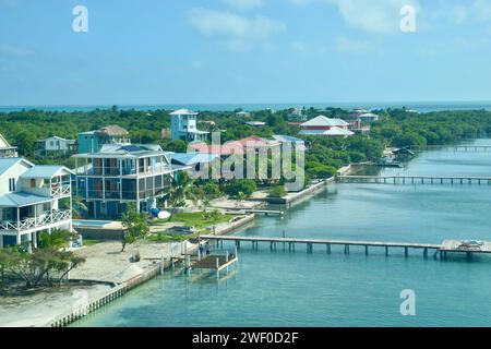 Eine Luftaufnahme von Caye Caulker, Belize bei der Landung aus einem Flugzeug. Strandanlagen sowie Strände und Piers sind zu sehen. Stockfoto