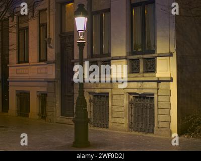 Brüssel, Belgien Januar 2024. Die Straßen von Brüssel am Abend. Künstliche Straßenbeleuchtung Stockfoto