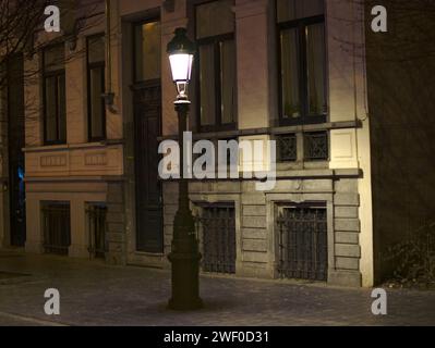 Brüssel, Belgien Januar 2024. Die Straßen von Brüssel am Abend. Künstliche Straßenbeleuchtung Stockfoto