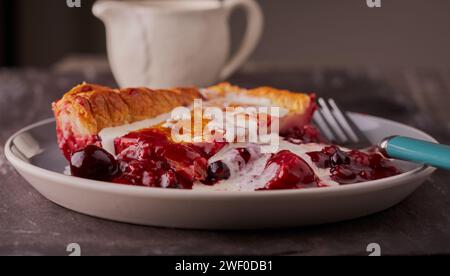 Gemischter Beerenkuchen mit doppelter Sahne. Stockfoto