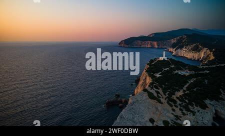 Der Leuchtturm am Cape Ducato, Lefkada (Lefkas) bei Sonnenuntergang. Auch bekannt als Sapphos Point, wo sie in der Antike in den Tod sprang Stockfoto