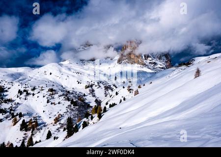 Die Gipfel von Sasso Piatto, Punta Grohmann und Langkofel von links, teilweise bewölkt, im Winter unterhalb des Passes Sella gesehen. Canaze Stockfoto