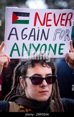 Rom, Italien. Januar 2024. Hunderte von Demonstranten versammeln sich auf der Straße, um Palästina zu unterstützen, trotz des Verbots des italienischen Innenministeriums. (Kreditbild: © Marco Di Gianvito/ZUMA Press Wire) NUR REDAKTIONELLE VERWENDUNG! Nicht für kommerzielle ZWECKE! Quelle: ZUMA Press, Inc./Alamy Live News Stockfoto