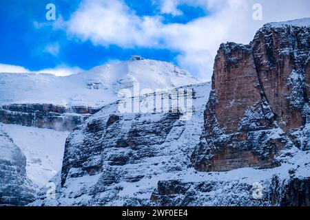 Schneebedeckte Hänge und Gipfel des Berges Piz Boe der Sellagruppe, im Winter von den Hängen des Sellapasses aus gesehen. Canazei Trentino-Alto A Stockfoto