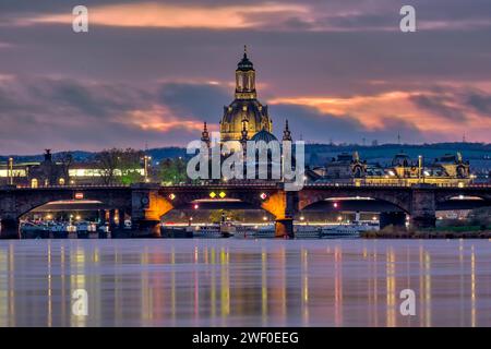 Die Kirche unserer Lieben Frau und das Albertinum in der Altstadt, bei Sonnenuntergang über der Elbe zu sehen. Dresden Sachsen Deutschland FB 2023 4030 Stockfoto