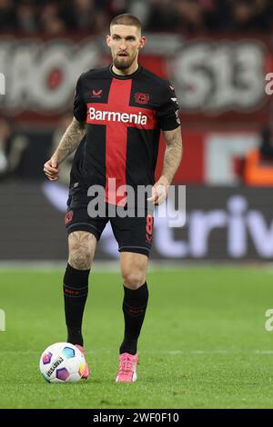 27.01.2024, BayArena, Leverkusen, DE, 1.FBL. Bayer 04 Leverkusen vs. Borussia Mönchengladbach, im Bild Robert Andrich (Leverkusen #8), Einzelaktion, Ganzkörper/Ganzkoerper, Ball am Fuss, Foto © nordphoto GmbH/Meuter DFL-Vorschriften verbieten die Verwendung von Fotografien als Bildsequenzen und/oder Quasi-Video. Stockfoto