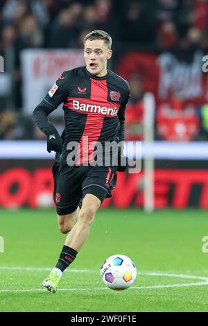 27.01.2024, BayArena, Leverkusen, DE, 1.FBL. Bayer 04 Leverkusen vs. Borussia Mönchengladbach, im Bild Florian Wirtz (Leverkusen #10), Einzelaktion, Ganzkörper/Ganzkoerper, Ball am Fuss, Foto © nordphoto GmbH/Meuter DFL-Vorschriften verbieten die Verwendung von Fotografien als Bildsequenzen und/oder Quasi-Video. Stockfoto