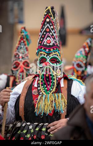 Pernik, Bulgarien - 27. Januar 2024: Maskerade-Festival zum 30. Geburtstag in Pernik Bulgarien. Leute mit einer Maske namens Kukeri tanzen und spielen zu sc Stockfoto