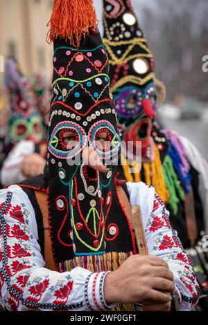 Pernik, Bulgarien - 27. Januar 2024: Maskerade-Festival zum 30. Geburtstag in Pernik Bulgarien. Leute mit einer Maske namens Kukeri tanzen und spielen zu sc Stockfoto