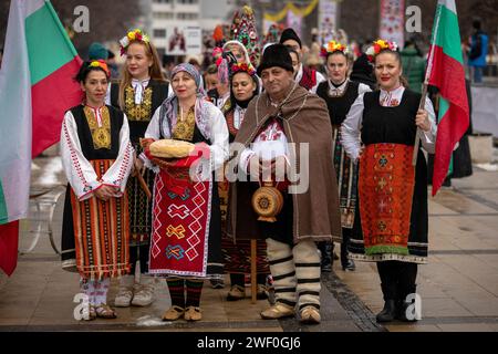 Pernik, Bulgarien - 27. Januar 2024: Maskerade-Festival zum 30. Geburtstag in Pernik Bulgarien. Leute mit einer Maske namens Kukeri tanzen und spielen zu sc Stockfoto