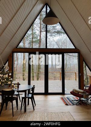 Wohnzimmer mit Blick auf den Wald, Wohnzimmer in einer Holzhütte Stockfoto