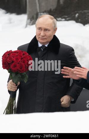 St. Petersburg, Russland. Januar 2024. Der russische Präsident Wladimir Putin hält während der feierlichen Trauerfeier am Mutterland-Denkmal Blumen und würdigte das Gedenken an die Opfer der Belagerung Leningrads auf dem Piskarewskoje-Gedenkfriedhof. St. Petersburg feiert ein wichtiges historisches Datum - 80 Jahre seit der vollständigen Befreiung Leningrads von der faschistischen Blockade. (Foto von Artem Priakhin/SOPA Images/SIPA USA) Credit: SIPA USA/Alamy Live News Stockfoto