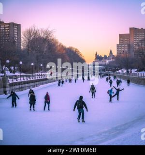 Skater auf dem Rideau Canal in der Abenddämmerung, Ottawa, Ontario, Kanada Stockfoto