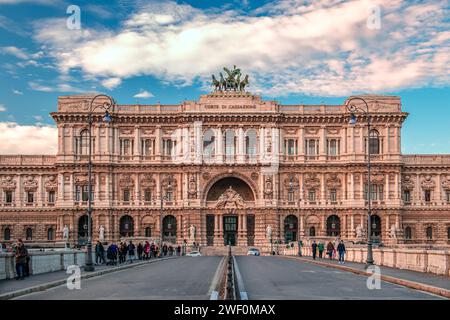 Der Palast der Gerechtigkeit von der Ponte Umberto I. in Rom, Italien. Stockfoto