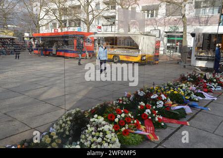 Berlin, Deutschland - 27. Januar 2024 - internationaler Holocaust-Gedenktag feiert 79. Jahrestag der Befreiung von Auschwitz - Spiegelwand Holocaust-Gedenkstätte am Hermann-Ehlers-Platz in Steglitz. (Foto: Markku Rainer Peltonen) Stockfoto