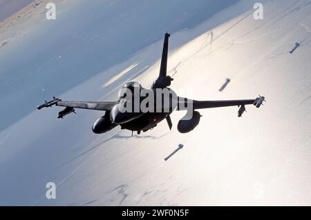 Ein Kampfflugzeug der polnischen Luftwaffe vom Typ Lockheed Martin F-16C Block 52. Ein Kampfflugzeug der polnischen Luftwaffe vom Typ Lockheed Martin F-16C Block 52. Unten sichtbare Schiffe in der Ostsee. *** Ein Lockheed Martin F 16C Block 52 Kampfflugzeug der polnischen Luftwaffe Ein Lockheed Martin F 16C Block 52 Kampfflugzeug der polnischen Luftwaffe, sichtbar in der Ostsee Stockfoto