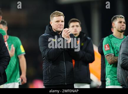 Newcastle United-Manager Eddie Howe begrüßt die Fans nach dem Spiel der vierten Runde des Emirates FA Cup im Londoner Craven Cottage. Bilddatum: Samstag, 27. Januar 2024. Stockfoto