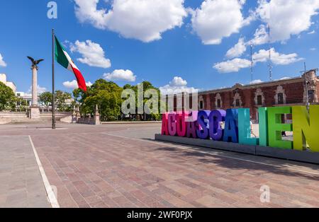 Bunte Buchstaben des zentralen Platzes von Aguascalientes Plaza de la Patria vor der Kathedrale. Stockfoto