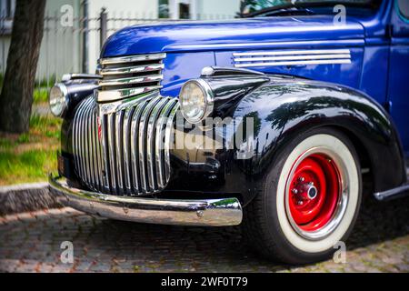 WERDER (HAVEL), DEUTSCHLAND - 20. MAI 2023: Das Fragment eines Kombi Chevrolet CARRYALL Suburban, 1941. Bokeh drehen. Kunstlinse. Stockfoto