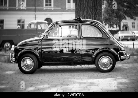 WERDER (HAVEL), DEUTSCHLAND - 20. MAI 2023: Der Stadtwagen Fiat 500. Drallbokeh, Kunstlinse. Schwarz-weiß. Oldtimer - Festival Werder Classics 2023 Stockfoto