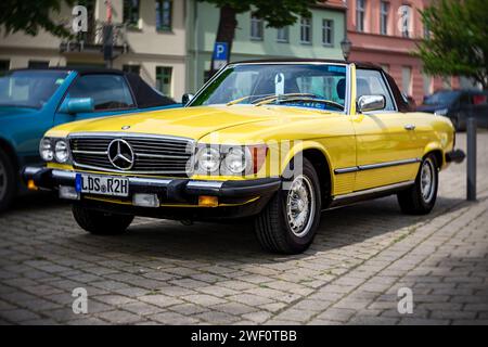 WERDER (HAVEL), DEUTSCHLAND - 20. MAI 2023: Der Sportwagen Mercedes-Benz (R107) 380 SL. Bokeh drehen. Kunstlinse. Oldtimer - Festival Werder Classics 2023 Stockfoto