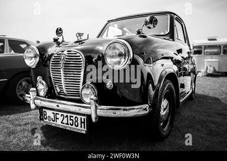 WERDER (HAVEL), DEUTSCHLAND - 20. MAI 2023: Der kleine Familienwagen Austin A35. Schwarz-weiß. Oldtimer - Festival Werder Classics 2023 Stockfoto