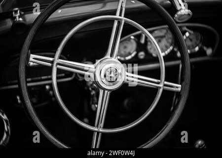 WERDER (HAVEL), DEUTSCHLAND - 20. MAI 2023: Innenraum des Mittelklasse-Luxuswagens Mercedes-Benz (W136) 170 V Cabrio-Limousine. Bokeh drehen. Kunstlinse. Stockfoto