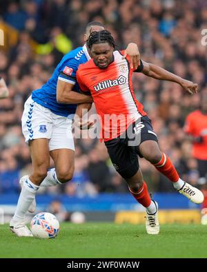 Liverpool, Großbritannien. 31. August 2023. Beto of Everton hält Teden Mengi aus Luton Town während des Emirates FA Cup Fourth Round Match Everton gegen Luton Town im Goodison Park, Liverpool, Vereinigtes Königreich, 27. Januar 2024 (Foto: Steve Flynn/News Images) in Liverpool, Vereinigtes Königreich, am 31.2023. (Foto: Steve Flynn/News Images/SIPA USA) Credit: SIPA USA/Alamy Live News Stockfoto