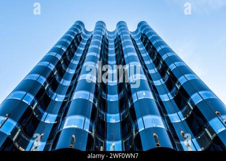 Göteborg, Schweden - Mai 01 2022: Gewellte Glasfassade eines im Bau befindlichen Bürogebäudes. Stockfoto