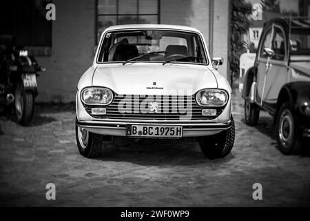 WERDER (HAVEL), DEUTSCHLAND - 20. MAI 2023: Der kleine Familienwagen Peugeot 204. Bokeh drehen. Kunstlinse. Schwarz-weiß. Festival Werder Classics 2023 Stockfoto