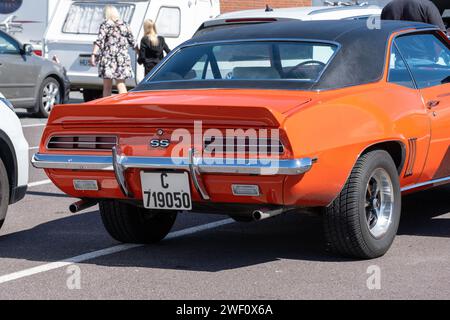 Sandefjord, Norwegen - 10. August 2022: Rückseite eines orangen 1969 Chevrolet Camaro Stockfoto